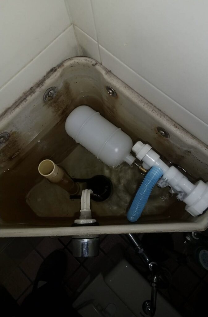 千葉県市川市　店舗内装　トイレ漏水、タンク内部品取り替え工事